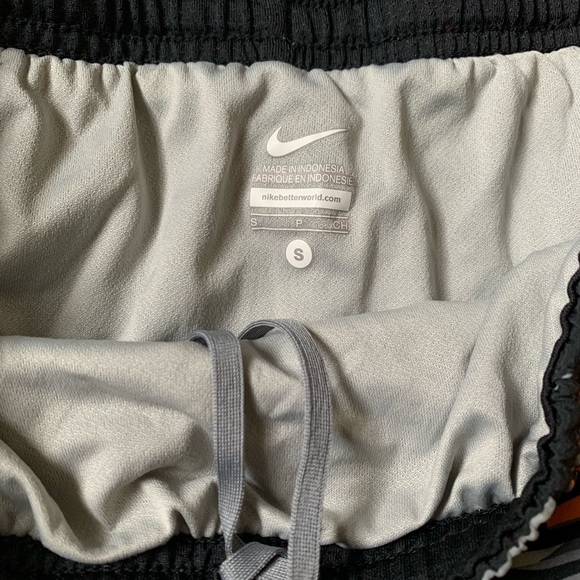 Women’s Nike Shorts Size Small - Picture 2 of 3